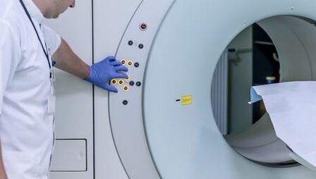 Medikuak MRI aparatua kontrolatzen du